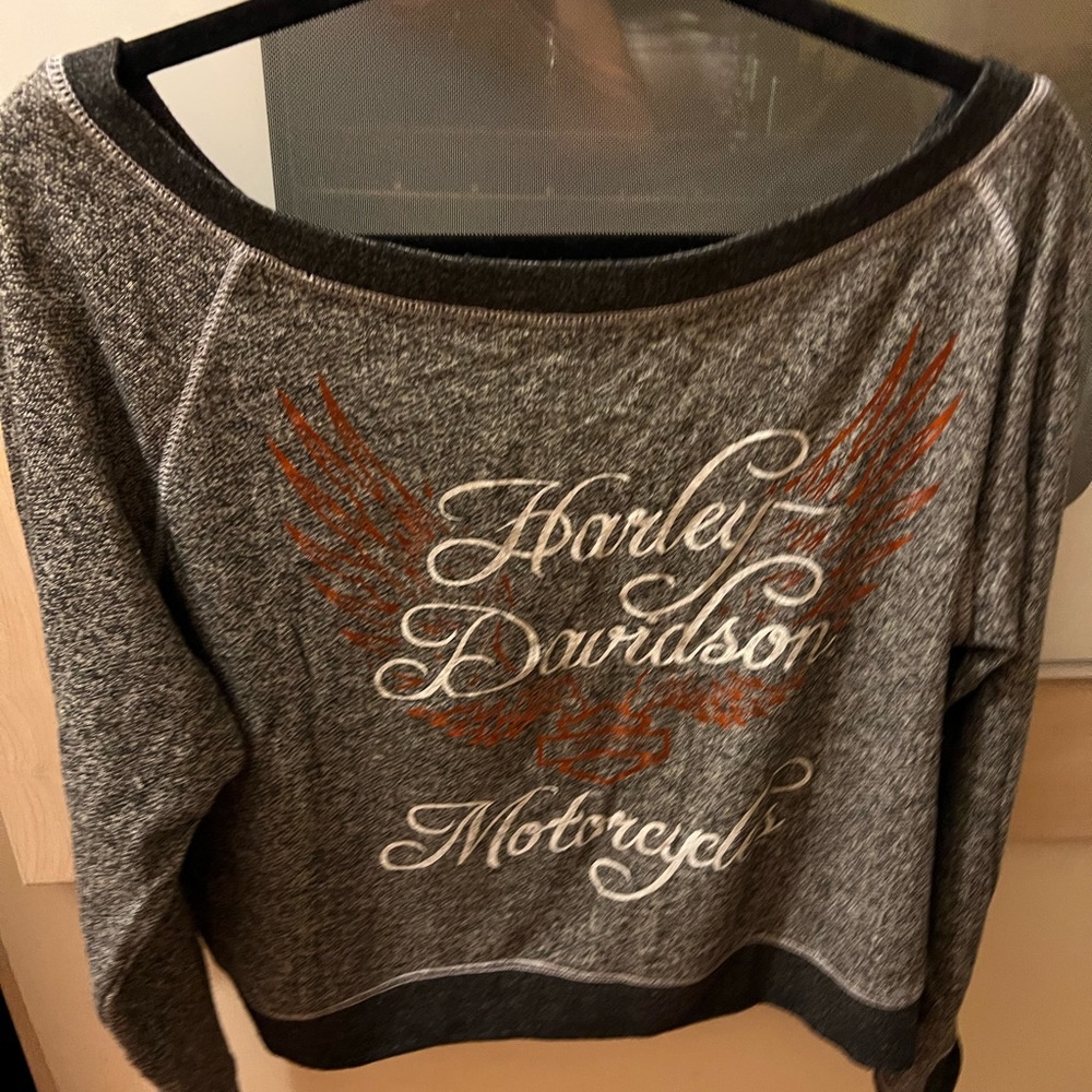 Cropped sweatshirt with wide neck. Harley Davidson